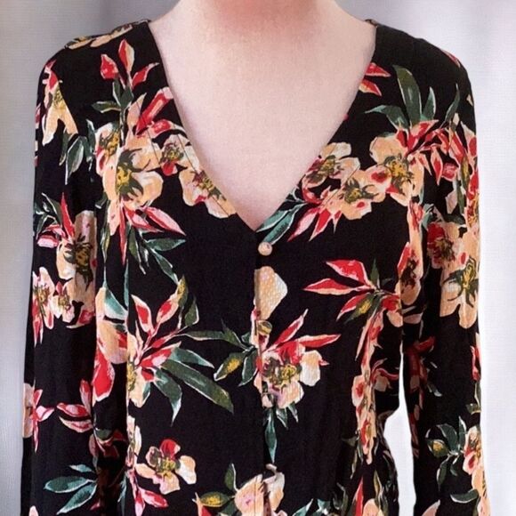 ROXY WOMENS MEDIUM TOP BLOUSE  UTTON TIE FRONT ALL OVER FLORAL BELL SLEEVES - Picture 1 of 7